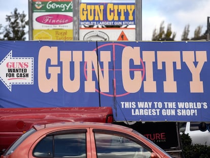 Letreros que señalan a tiendas de pistolas en Christchurch, Nueva Zelanda.