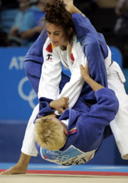 Isabel Fernández y la alemana Yvonne Boenisch en un momento del combate.