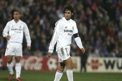 Raúl, con Ronaldo, al fondo, durante el partido.