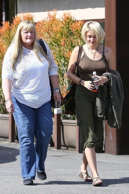 Debbie Rowe y Paris Jackson en febrero de 2017.