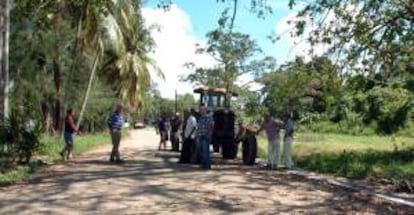 Un grupo de campesinos espera en La Habana (Cuba), para presentar sus solicitudes para recibir en usufructo tierras ociosas del Estado y ponerlas a producir. EFE/Archivo