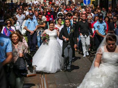 Parejas de recién casados pasean tras contraer matrimonio en la Catedral de Lisboa, el 12 de junio.