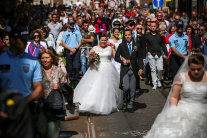 Parejas de recién casados pasean tras contraer matrimonio en la Catedral de Lisboa, el 12 de junio.