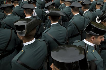 El desfile terrestre lo ha abierto un componente mecanizado integrado por 102 vehículos en el que han participado representaciones de veteranos de las Fuerzas Armadas y de la Guardia Civil, del personal discapacitado y de reservistas voluntarios. En la imagen, agentes de la Guardia Civil esperan su turno para desfilar.