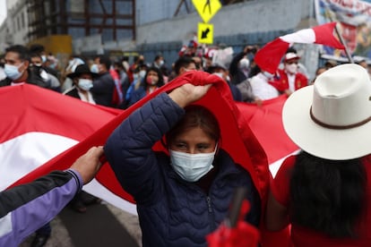 Los seguidores de Pedro Castillo salen a las calles del centro de Lima para celebrar la toma de juramento como nuevo presidente del Perú.