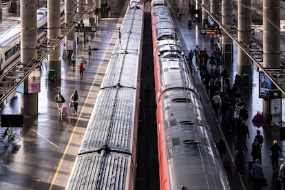 Usuarios en los andenes de alta velocidad de Metro de Madrid, este martes.