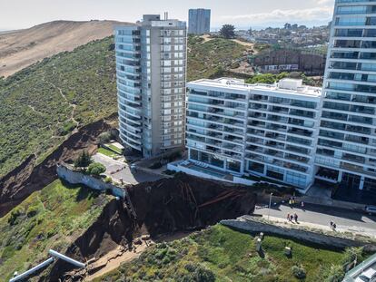 Un socavón provocado por las lluvias al costado del edificio Kandinsky, en Viña del Mar (Chile), en septiembre de 2023.