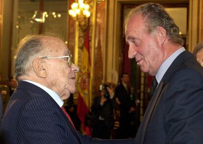 Santiago Carrillo habla con Juan Carlos I, en un acto en le Congreso en el año 2000.