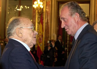 Santiago Carrillo habla con Juan Carlos I, en un acto en le Congreso en el año 2000.