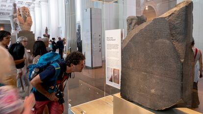 Visitantes del Museo Británico contemplan la piedra Rosetta, en agosto de este año.