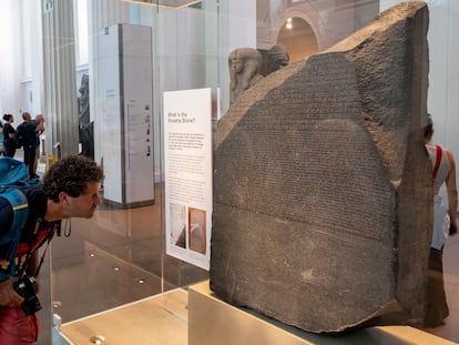 Visitantes del Museo Británico contemplan la piedra Rosetta, en agosto de este año.