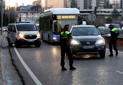 Polic&iacute;as municipales, en un control de tr&aacute;fico.