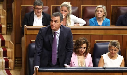 The President of the Government, Pedro Sánchez, rises from his seat at the time of the vote for the approval of the amnesty law. 