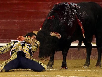 El Fandi, en un alarde de rodillas ante el sexto de la tarde.