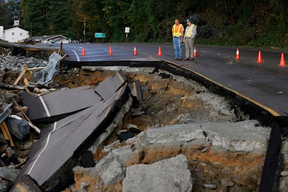 Trabajadores inspeccionan una sección de la carretera 105 que fue dañada durante la tormenta tropical Helene, este viernes en Boone, Carolina del Norte.