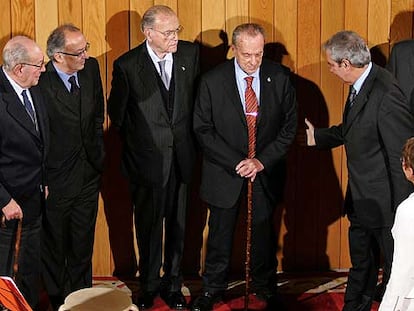 De izquierda a derecha, José Quiroga, Fernando González Laxe, Gerardo Fernández Albor, Manuel Fraga, Emilio Pérez Touriño, Victorino Núñez y, de espaldas, Dolores Villarino, en la celebración del 25º aniversario del Parlamento autónomo.