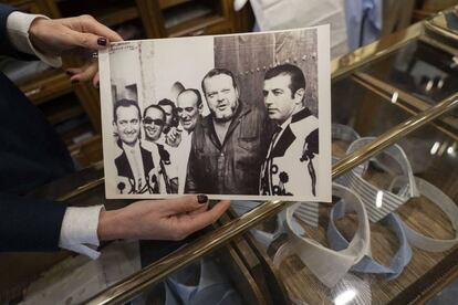 Imagen de Orson Welles luciendo una guayabera de la camisería Burgos