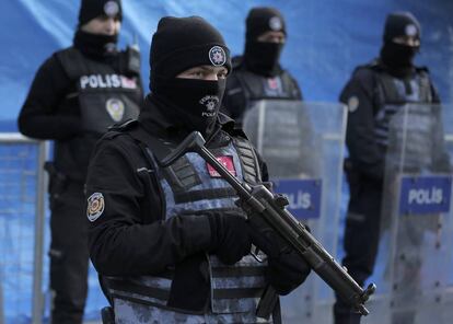 Agentes de la policía turca montan guardia frente a la discoteca Reina.