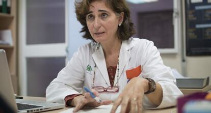 La doctora Auxiliadora Fernández, en la consulta en la que se organizan las visitas a domicilio.