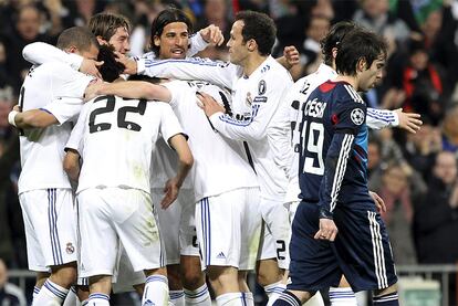 Los jugadores del Madrid celebran el 1-0, conseguido por el brasileño, que batió a Lloris después de trazar una buena diagonal desde la banda izquierda y combinar con Cristiano. El meta francés tocó el esférico pero no logró desviarlo lo suficiente.