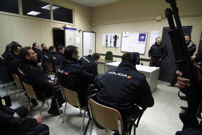 Los policías se reúnen en una sala en las dependencias de la Casa de Campo, antes de iniciar las patrullas.