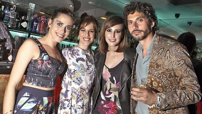 María León, Celia y Natalia de Molina y Paco León.