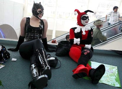 Gatubel y Harley Quinn, las dos chicas malas de <i>Batman,</i> esperan para entrar en la Comic-Con