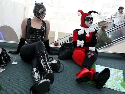 Gatubel y Harley Quinn, las dos chicas malas de <i>Batman,</i> esperan para entrar en la Comic-Con