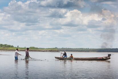 La pesca es junto a la agricultura la mayor actividad del pueblo kukama. Tradicionalmente se realizaba con arpones y flechas, pero en la actualidad se hace casi en su totalidad con redes. 