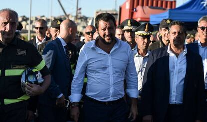 El ministro de Interior, Matteo Salvini, visita la zona del accidente de Génova, este miércoles. 