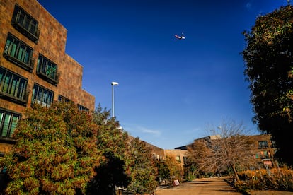 El edificio se encuentra muy cerca del aeropuerto Madrid-Barajas Adolfo Suárez, los aviones sobrevuelan el complejo cada cinco minutos.