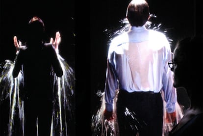 Una mujer observa una de las obras de la muestra <i>Bill Viola: obras figurativas</i><b> en el Museo Picasso. </b>