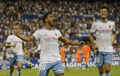 El capitán zaragocista, Javi Ros, celebra un gol ante el Rayo Majadahonda en la jornada innaugural de LaLiga 1|2|3 en La Romareda.