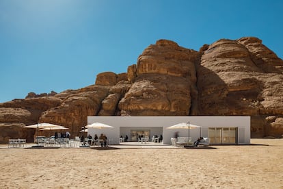 Fachada del edificio del centro de visitantes del desierto Al Ula, en Arabia Saudí.