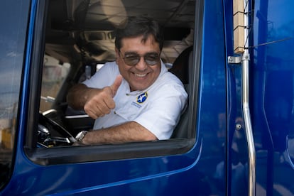 Carlos Pineda saluda a sus seguidores desde un camión, durante un acto de campaña en Ciudad de Guatemala, el pasado 14 de mayo.