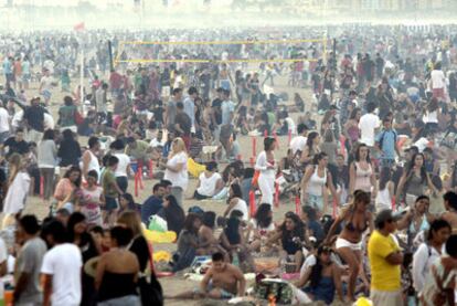 La playa de la Malva-rosa de Valencia se llenó de gente con motivo de la noche de San Juan.