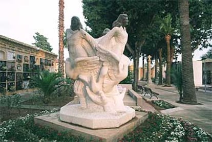 Estatua que recuerda a las niñas de Alcàsser en el cementerio de esta localidad valenciana.