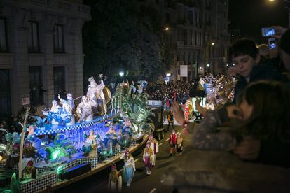 Els Reis d'Orient han estrenat carrosses a la cavalcada de Barcelona.