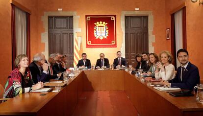 El presidente de la Generalitat, Quim Torra (c),preside la reunión del Govern celebrada en Manresa.