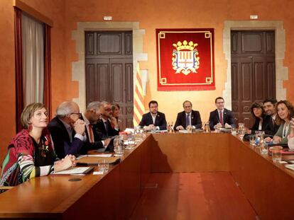 El presidente de la Generalitat, Quim Torra (c),preside la reunión del Govern celebrada en Manresa.