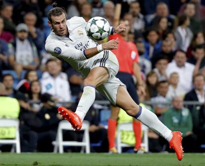 El delantero galés del Real Madrid Gareth Bale, después de golpear el balón.