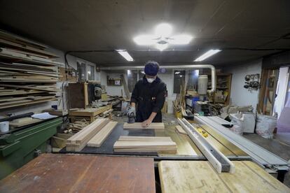 En la sede de Norizzang, construida con varios contenedores de carga en un parking de la ciudad, los empleados despiezan los muebles viejos para crear nuevos.