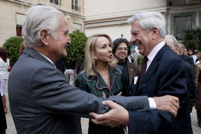 Los escritores Carlos Fuentes (i) y Mario Vargas Llosa, se saludan en 2010