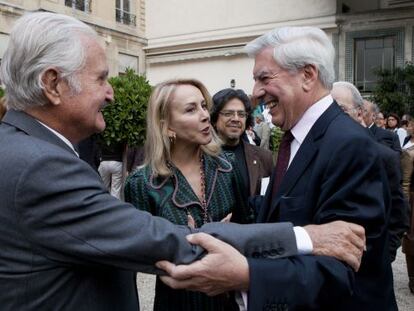 Los escritores Carlos Fuentes (i) y Mario Vargas Llosa, se saludan en 2010