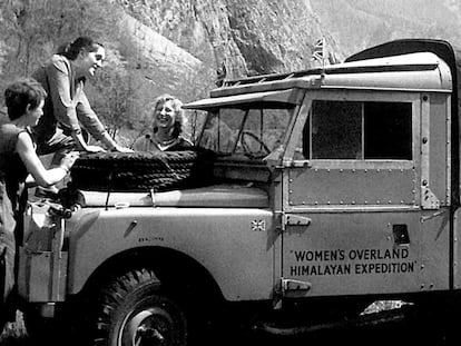 Anne Davies, Eve Sims y Antonia Deacock, junto al todoterreno con el que en 1958 se lanzaron a una expedición de cinco meses por 10 países.