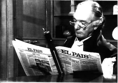 Thomas Bernhard, escritor y autor teatral leyendo un ejemplar de El País