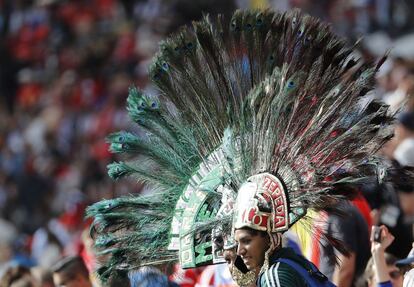 Aficionado de la selección de México espera el inicio del partido Rusia-Arabia Saudí.