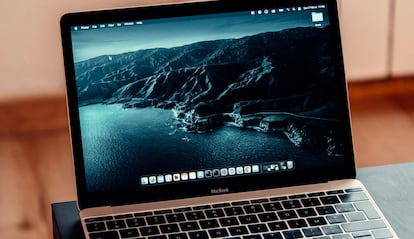 Apple MacBook con pantalla encendida ejecutando macOS