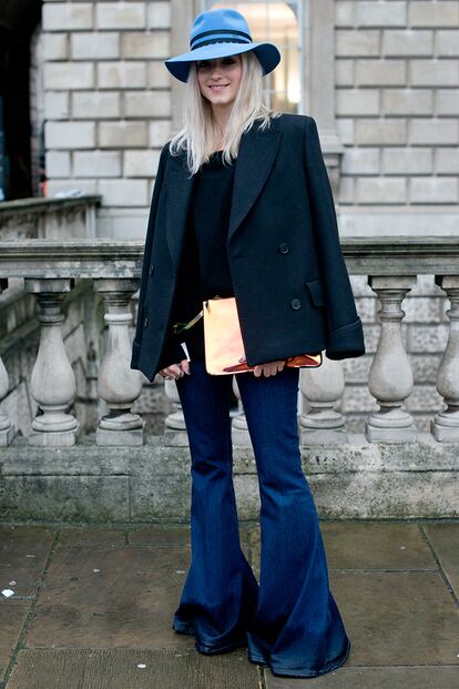 La bloguera Charlotte Groeneveld reviviendo el look vaquero mojado en 2014.