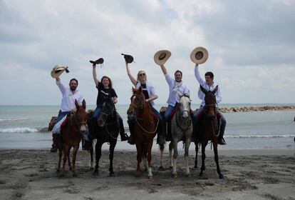 Caroline Casey, en el centro, con el equipo con el que recorre Colombia.